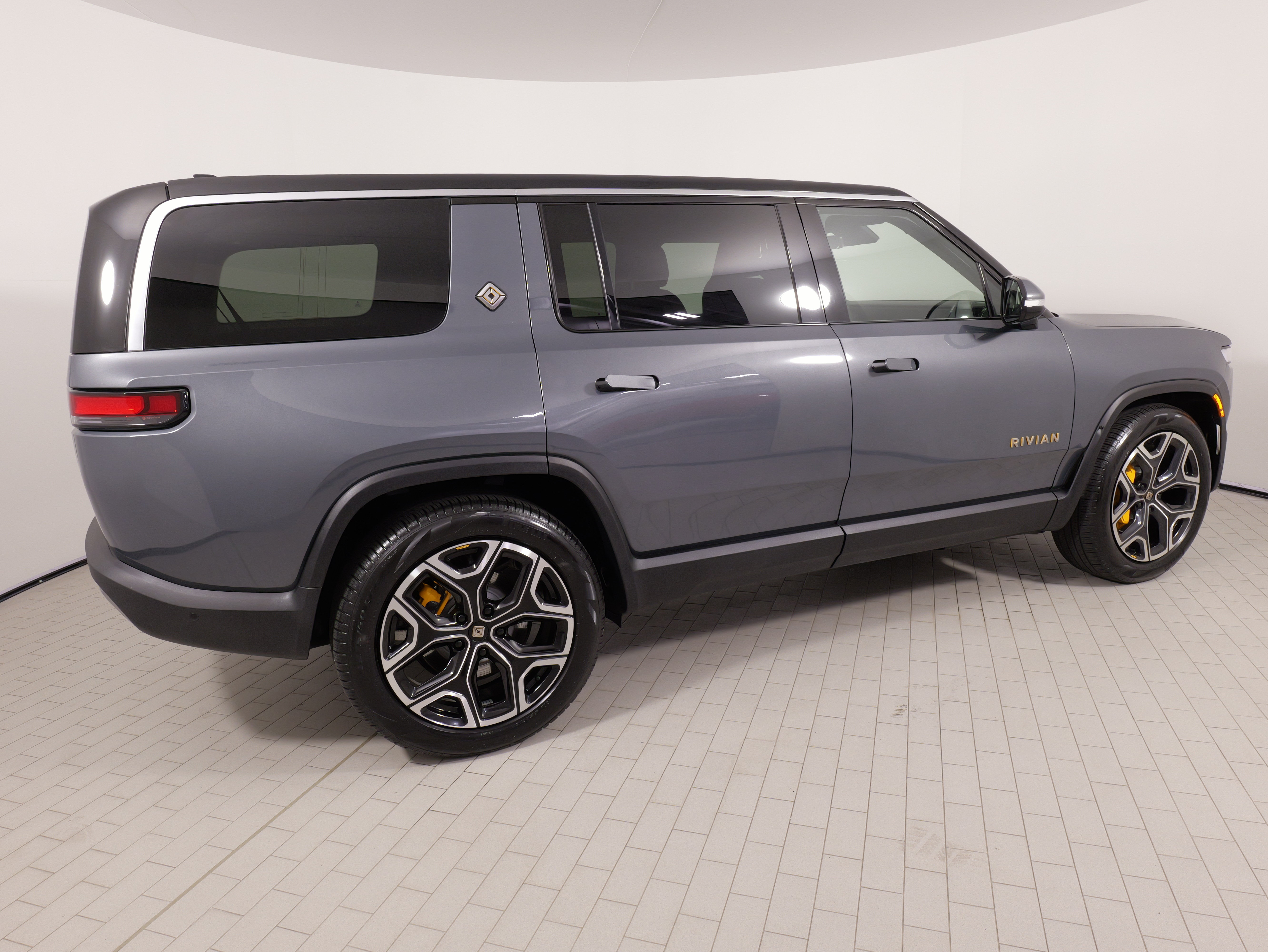 Used 2023 Rivian R1S Adventure AWD/4WD image 10