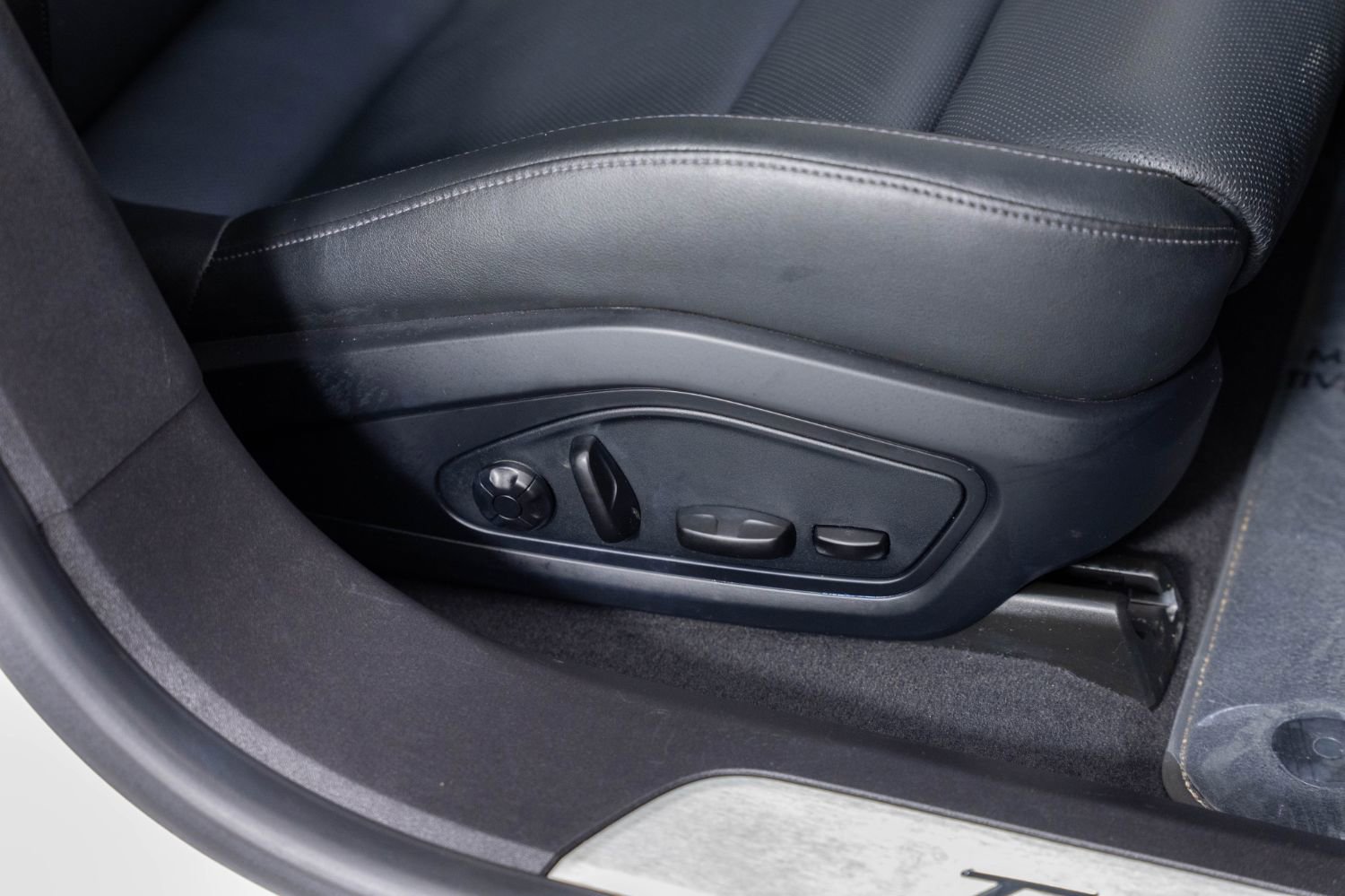 Used 2021 Porsche Taycan 4S image 30