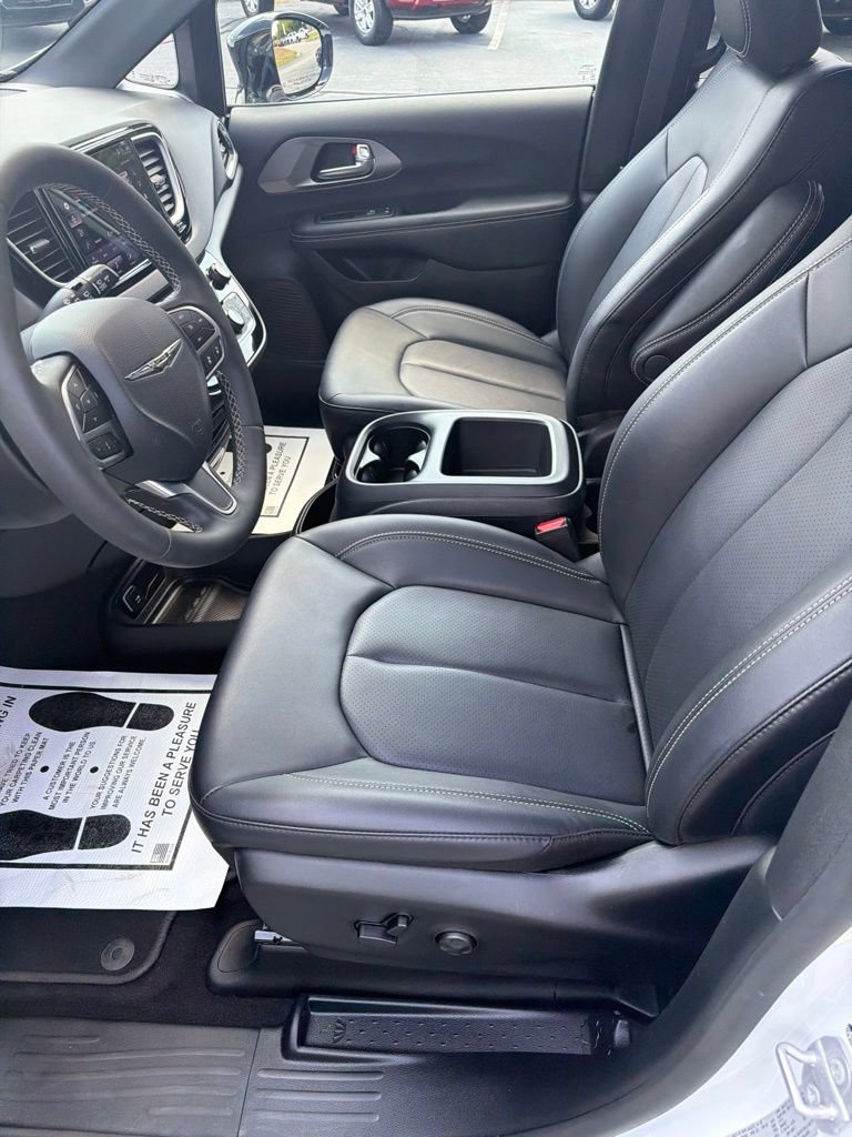 Used 2025 Chrysler Pacifica Select FWD image 8
