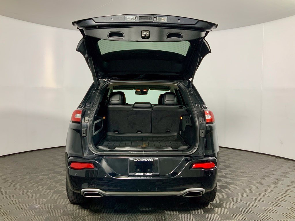 Used 2018 Jeep Cherokee Overland w/ Technology Group AWD/4WD image 12