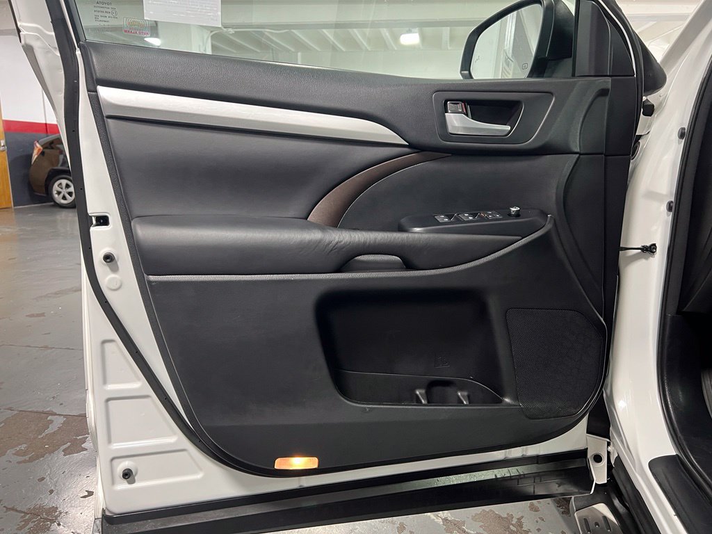 Certified 2017 Toyota Highlander XLE AWD/4WD image 41