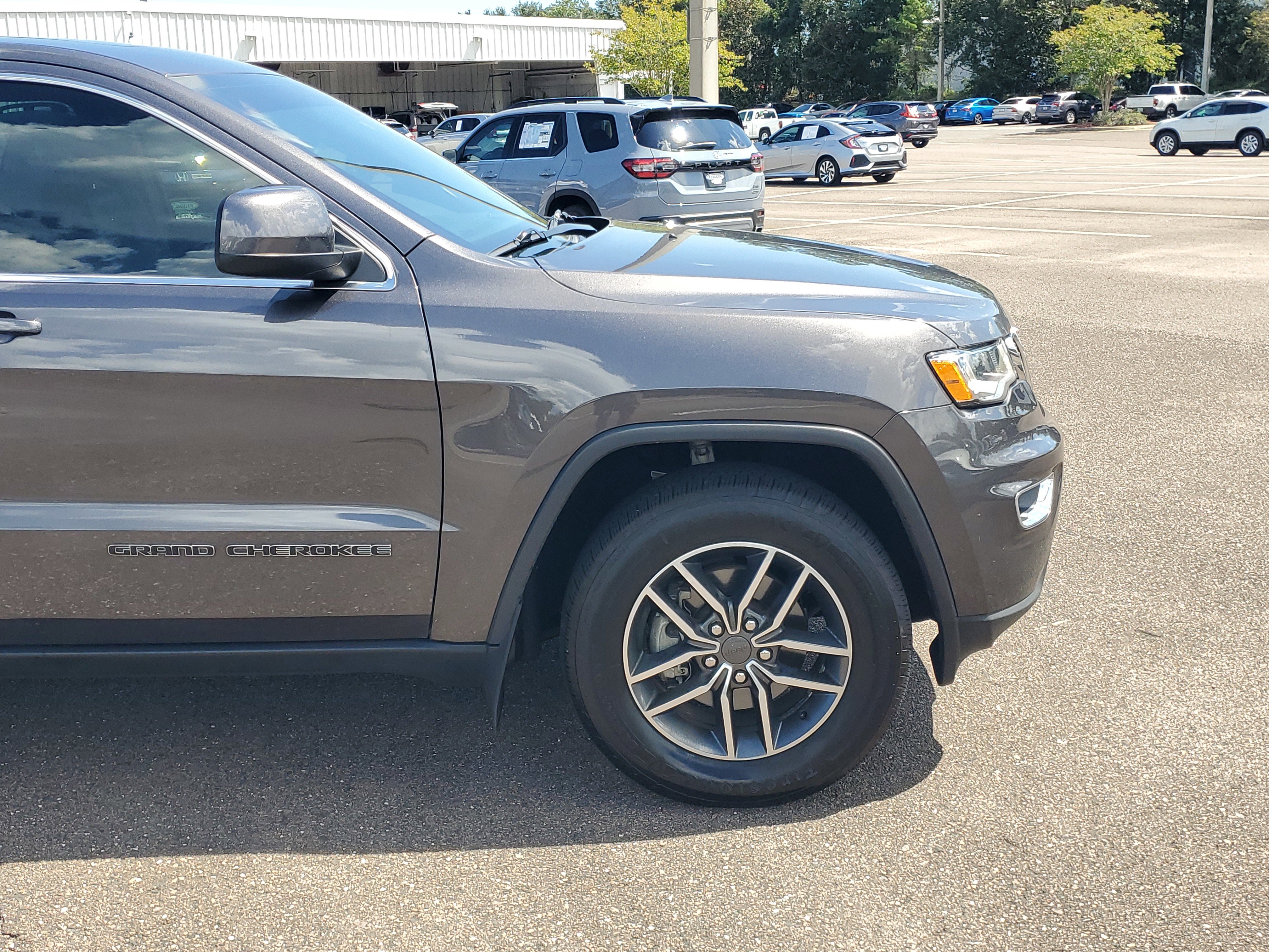 Used 2020 Jeep Grand Cherokee Laredo w/ Laredo X Package image 16