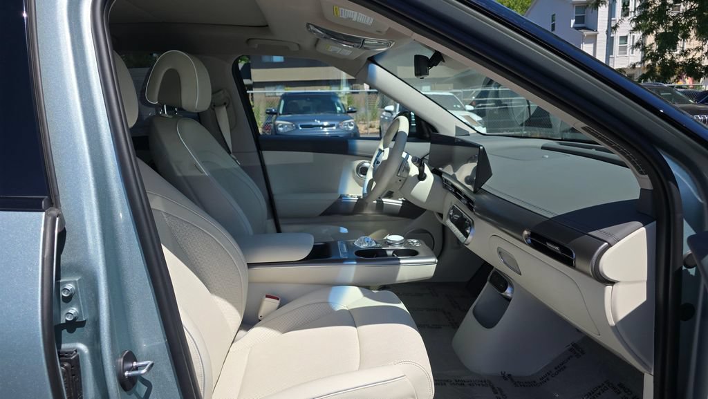 Used 2025 Genesis GV60 Advanced AWD/4WD image 10