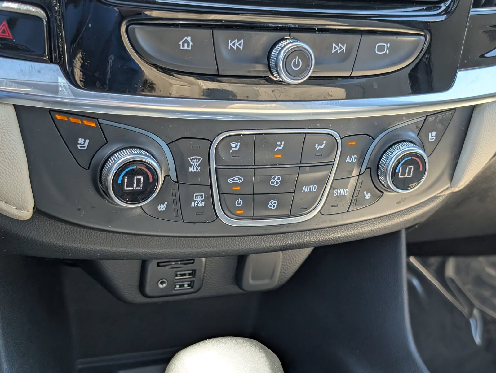 Used 2023 Chevrolet Traverse Premier AWD/4WD image 33