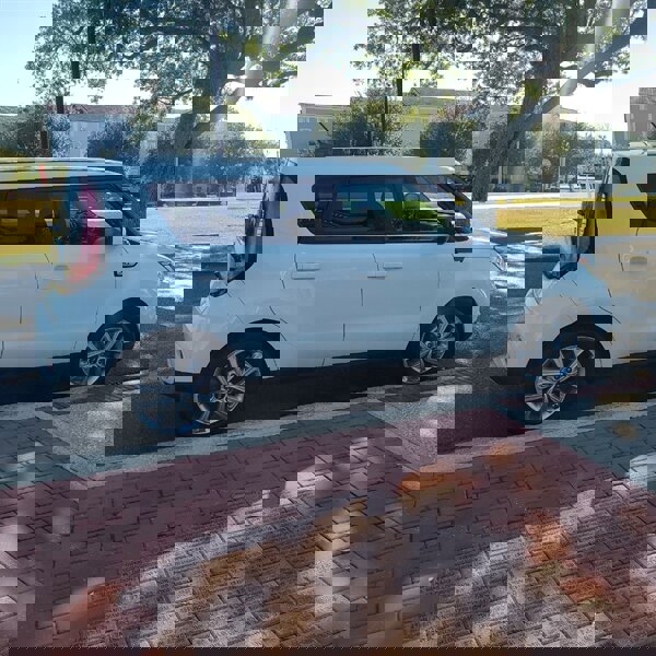 Used 2019 Kia Soul + image 4