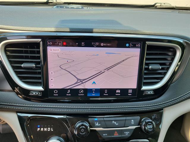 Used 2024 Chrysler Pacifica Limited FWD image 18