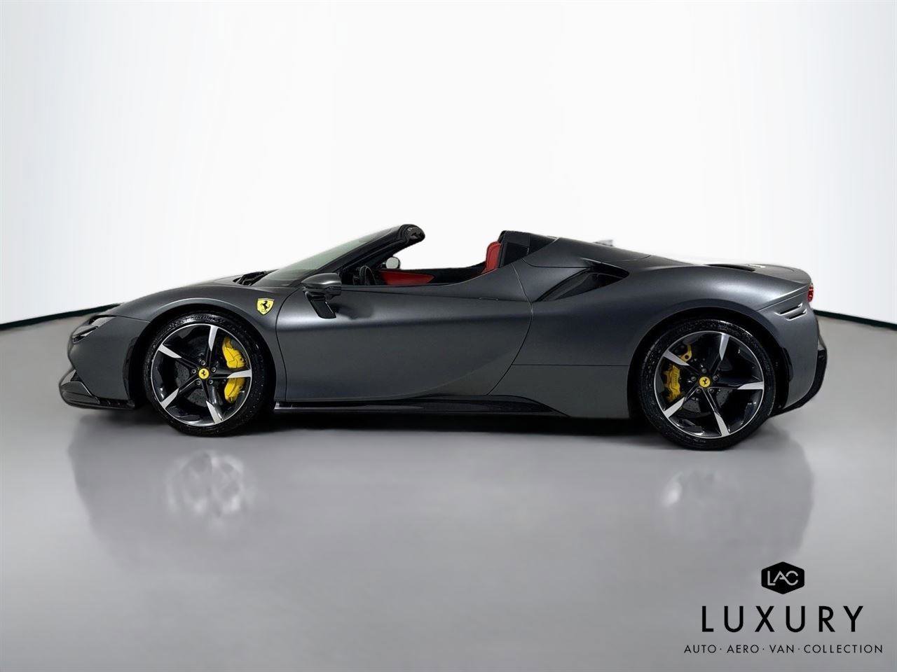Used 2022 Ferrari SF90 Spider image 9