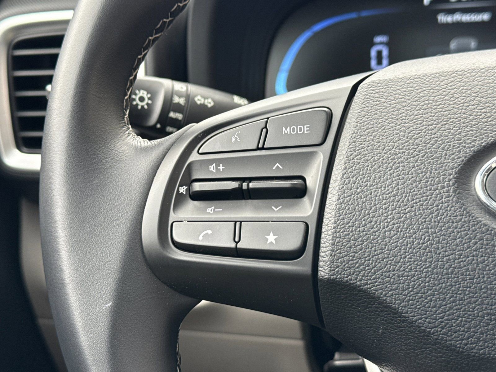 Certified 2024 Hyundai Venue SEL image 25