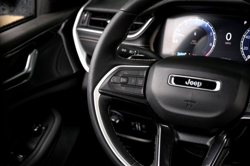 Used 2023 Jeep Grand Cherokee Laredo w/ Luxury Tech Group I image 27