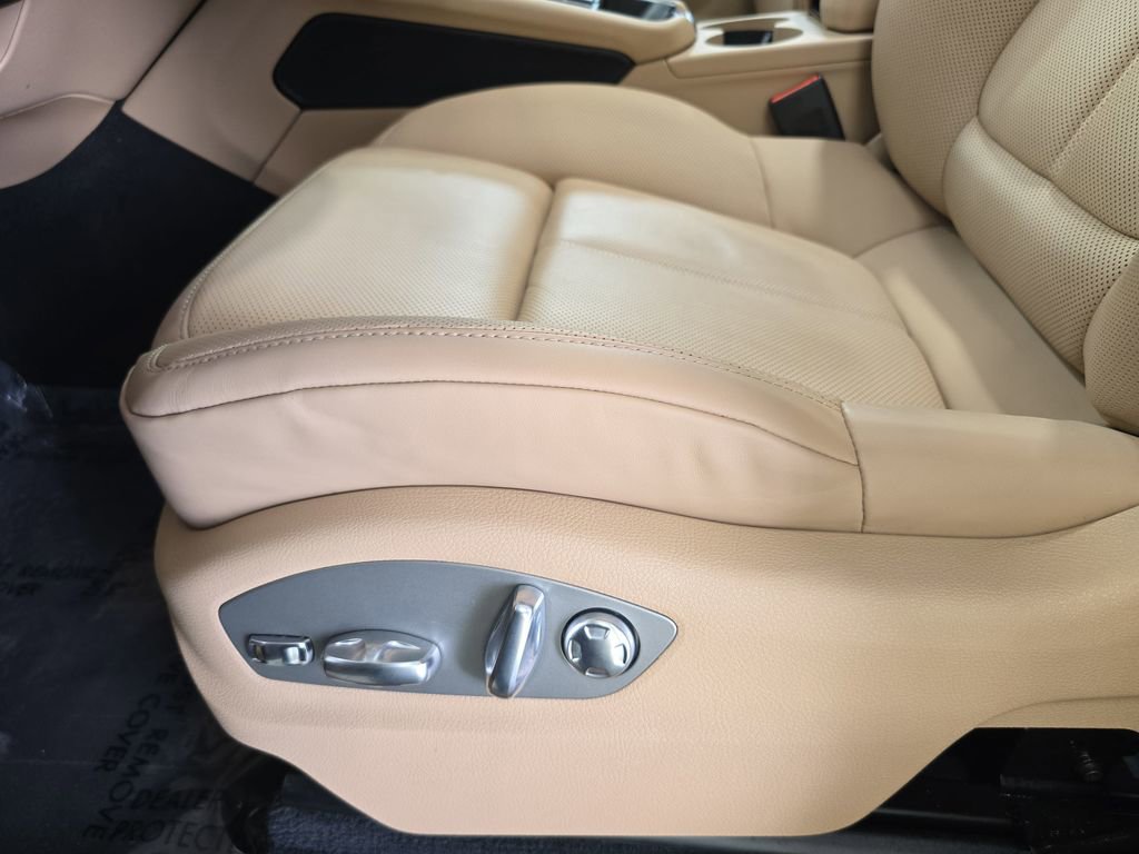Certified 2025 Porsche Macan AWD/4WD image 23