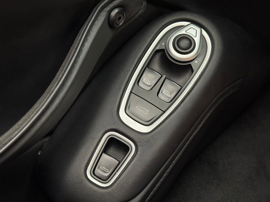 Used 2023 Aston Martin V8 Vantage Roadster image 44