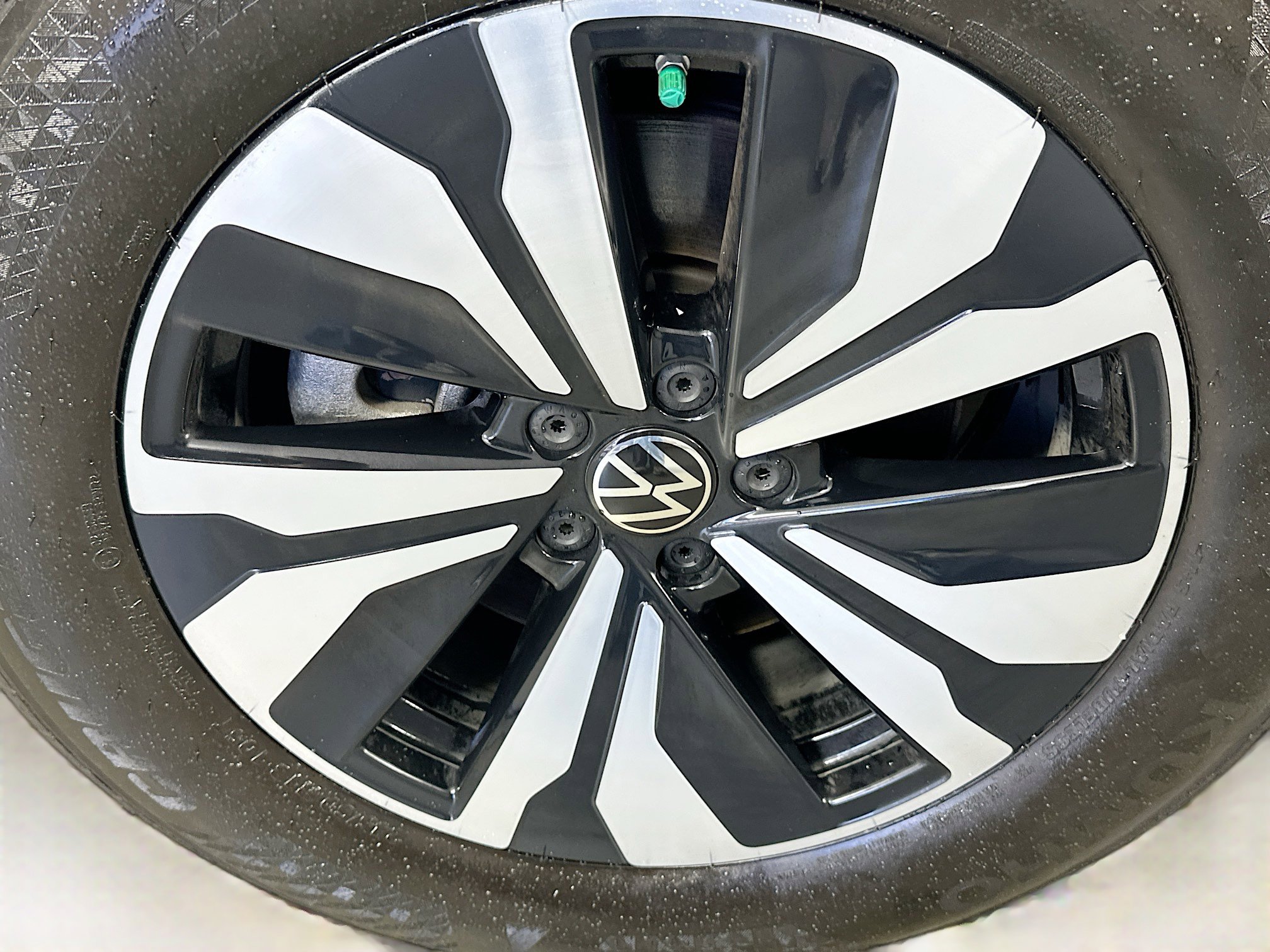 Used 2025 Volkswagen Atlas Cross Sport SE image 29