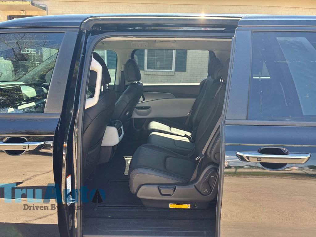 Used 2023 Kia Carnival LX FWD image 37