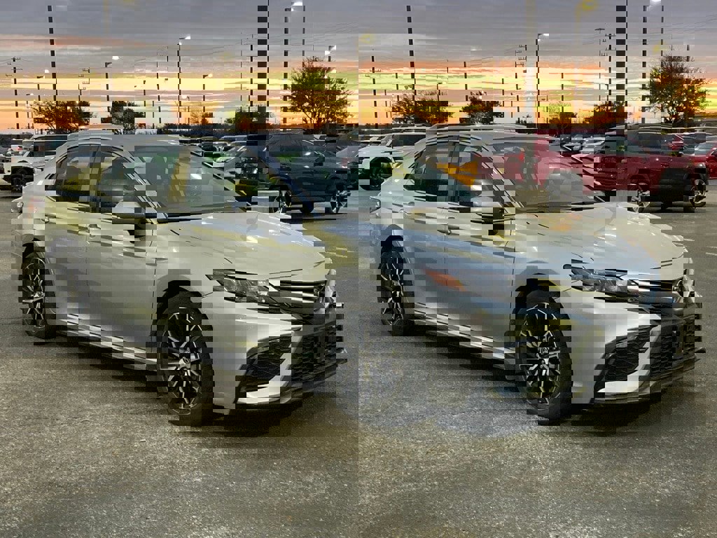 Used 2023 Toyota Camry SE image 3