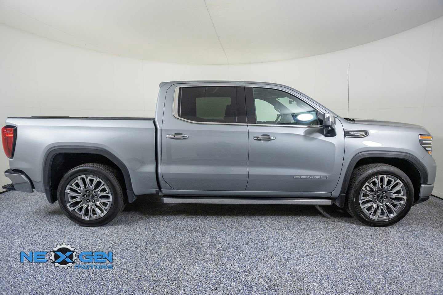 Used 2024 GMC Sierra 1500 Denali Ultimate AWD/4WD image 8