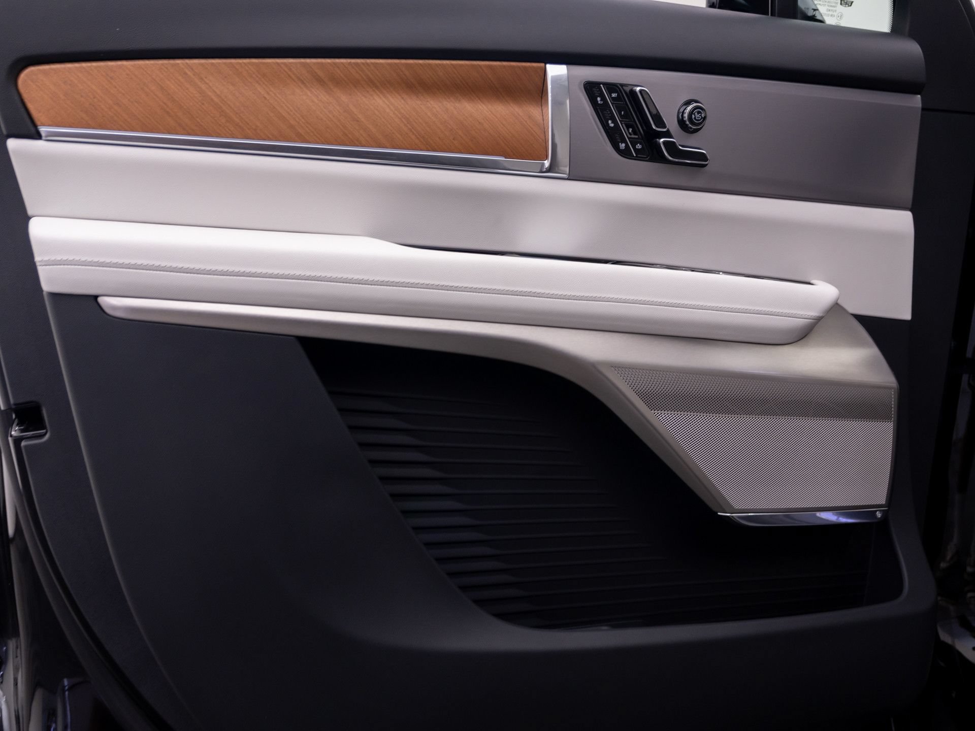 New 2027 Cadillac Vistiq Sport w/ LPO, Floor Liner Package AWD/4WD image 12