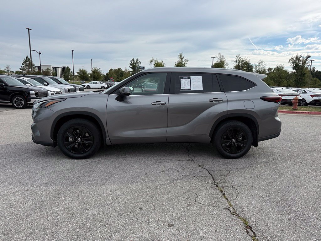 Used 2025 Toyota Highlander XLE AWD/4WD image 4