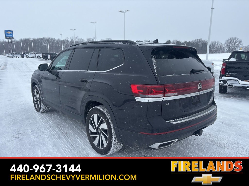 Used 2024 Volkswagen Atlas SE w/ Panoramic Sunroof Package image 3
