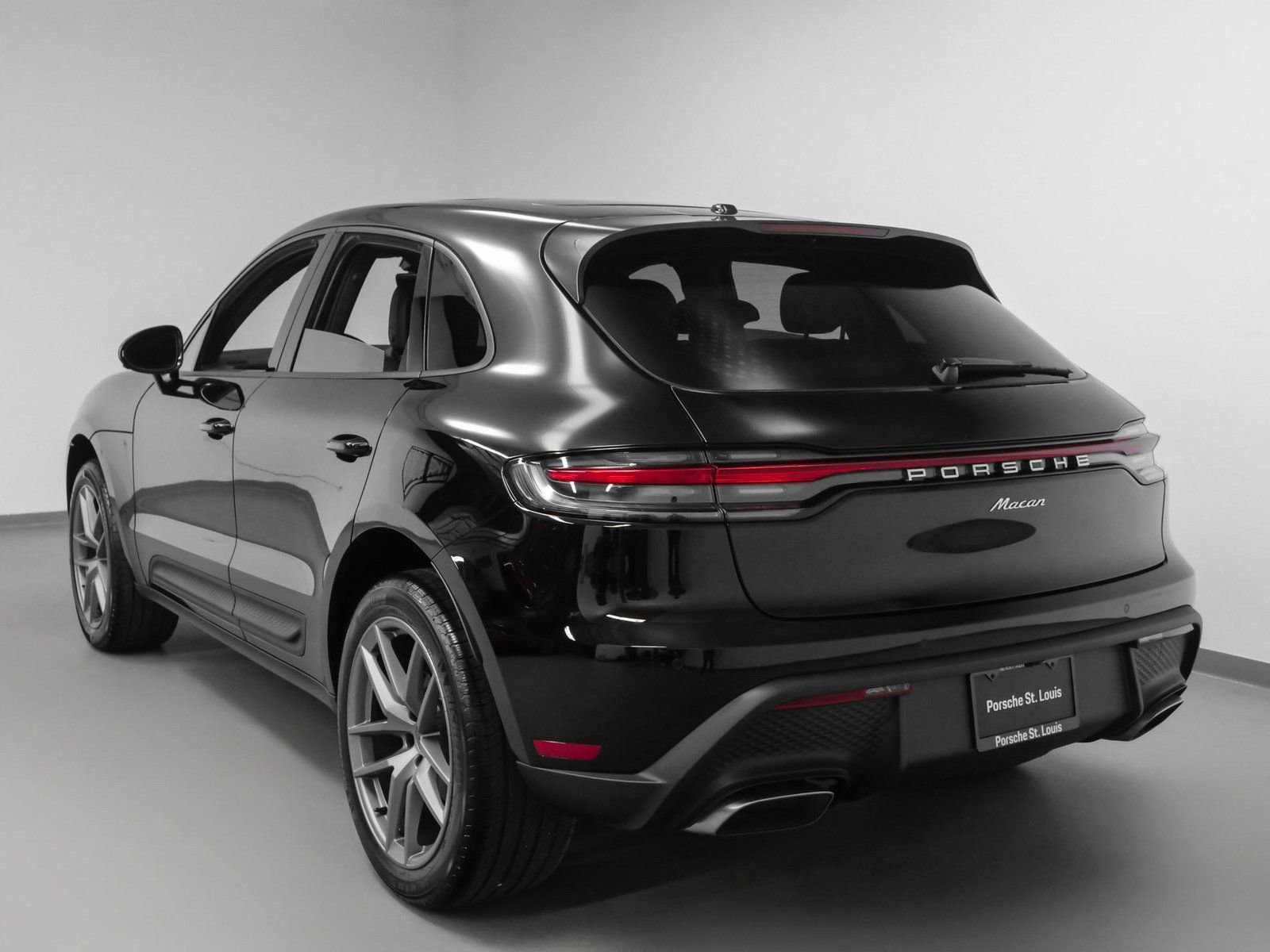 Certified 2025 Porsche Macan image 3