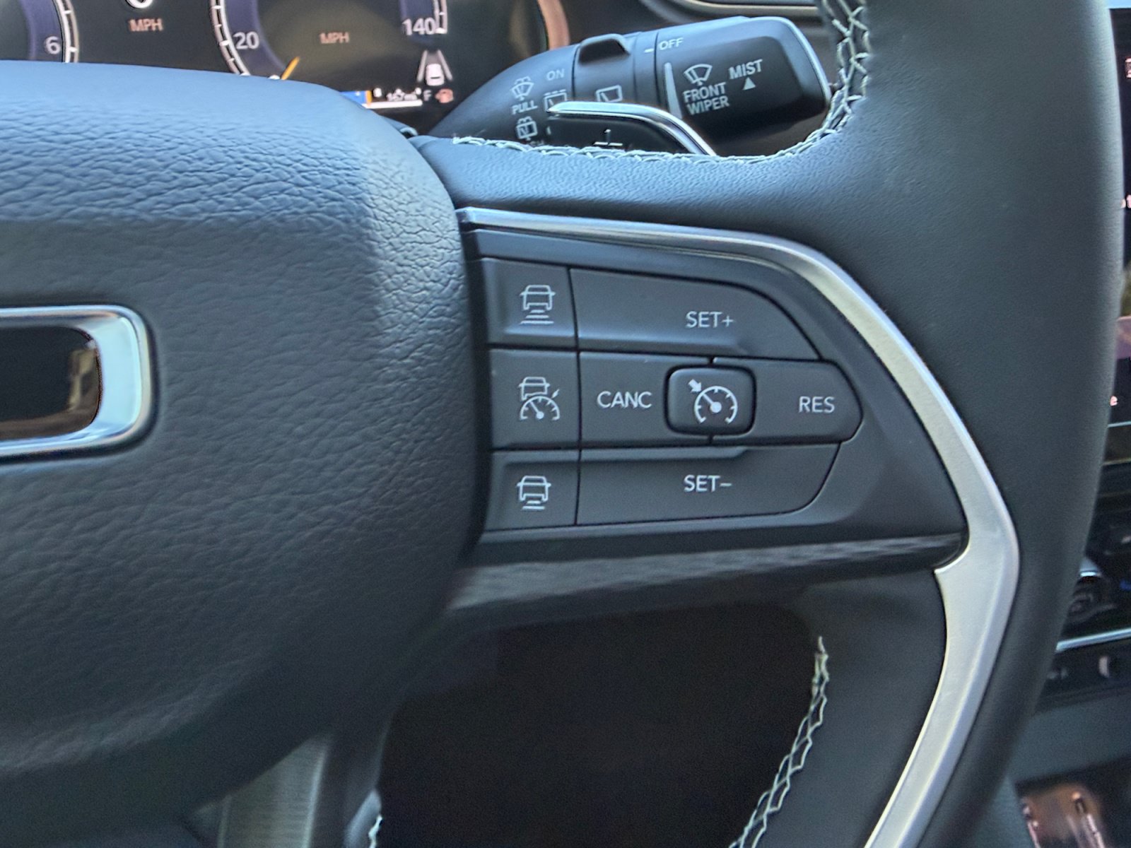 Used 2025 Jeep Grand Cherokee Altitude AWD/4WD image 16
