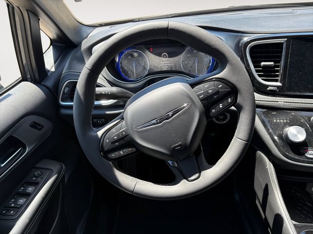 Used 2025 Chrysler Pacifica Limited FWD image 12