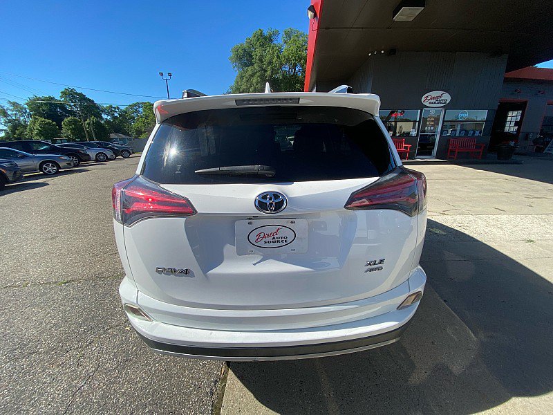 Used 2018 Toyota RAV4 XLE AWD/4WD image 3