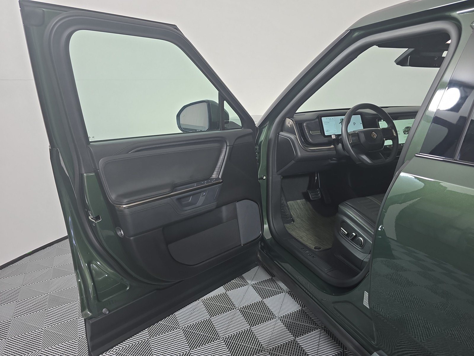 Used 2025 Rivian R1T Adventure AWD/4WD image 17