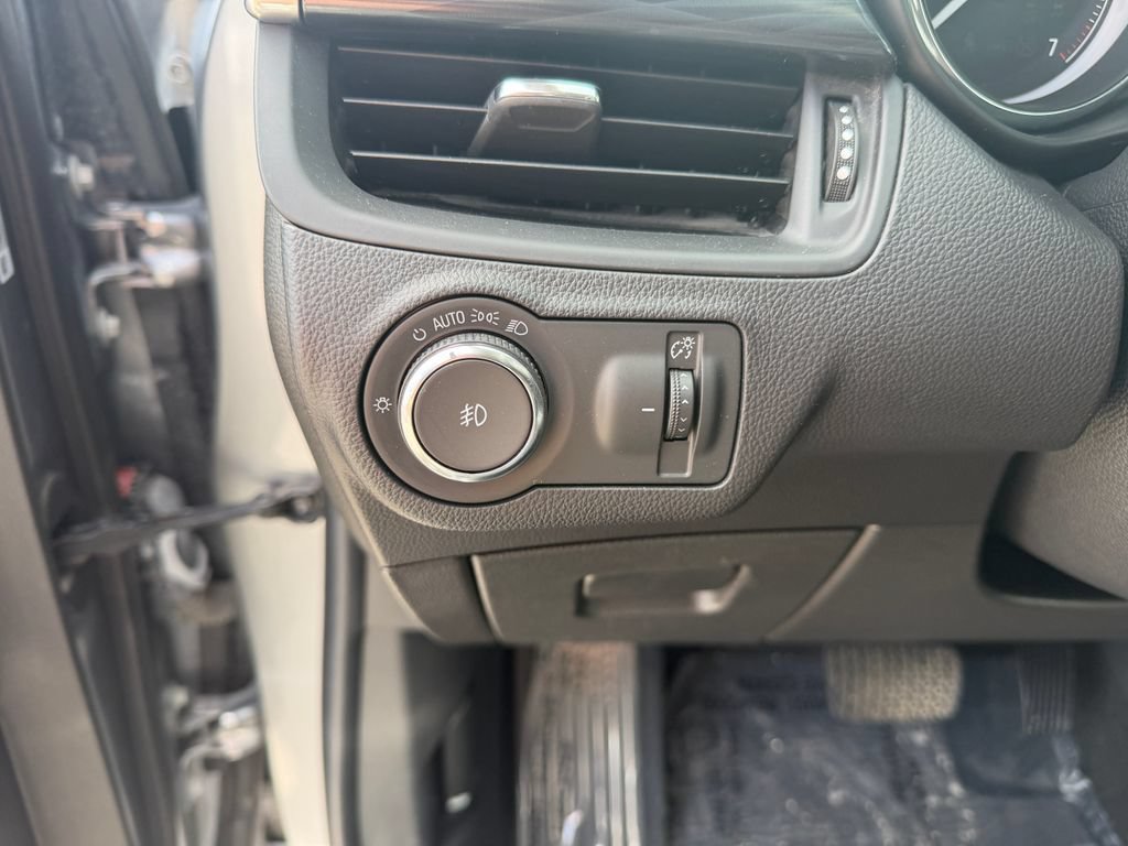 Used 2020 Buick Envision Essence AWD/4WD image 18