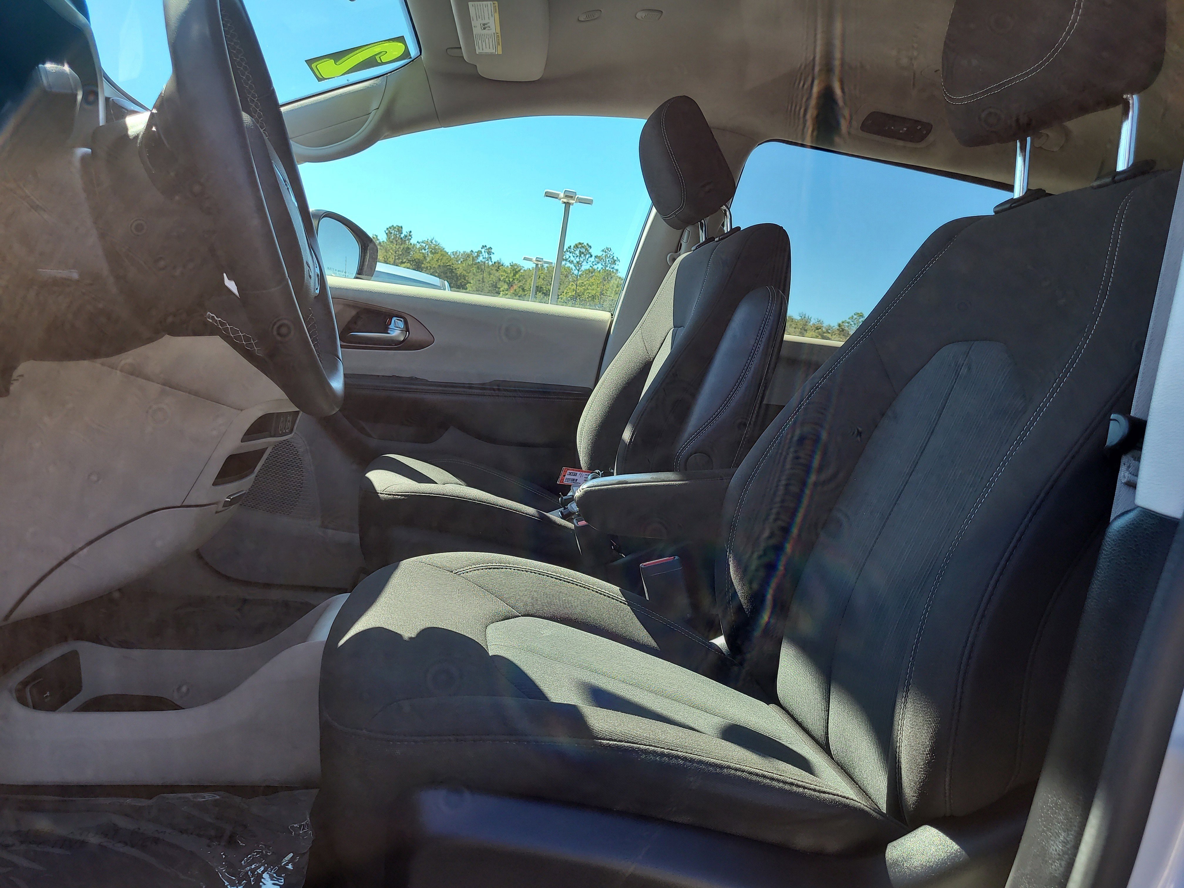 Used 2022 Chrysler Voyager LX image 20