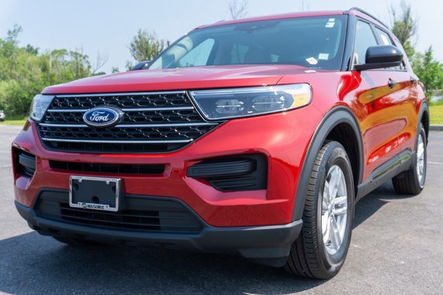 Used 2023 Ford Explorer XLT image 2
