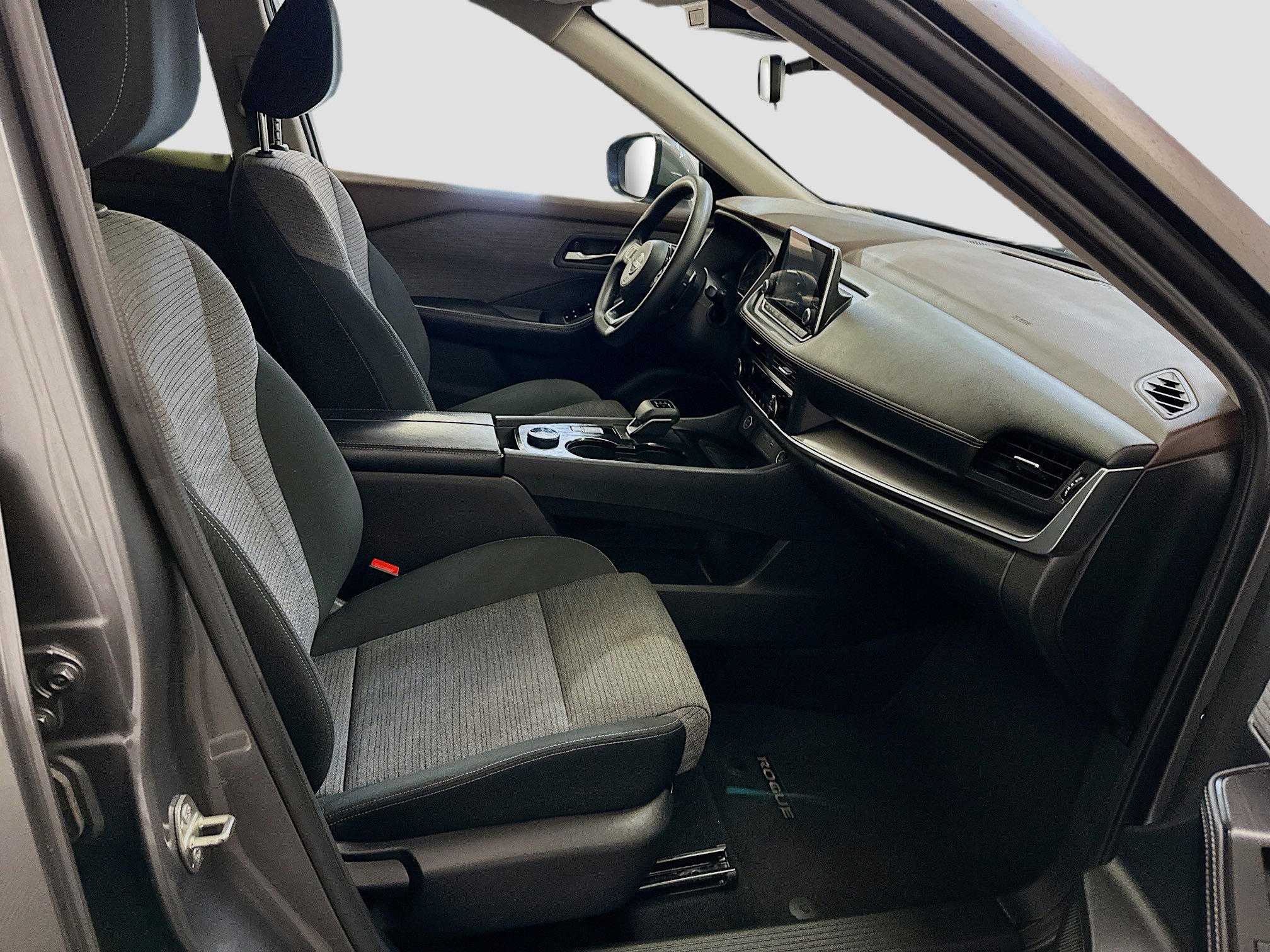 Used 2023 Nissan Rogue SV image 31