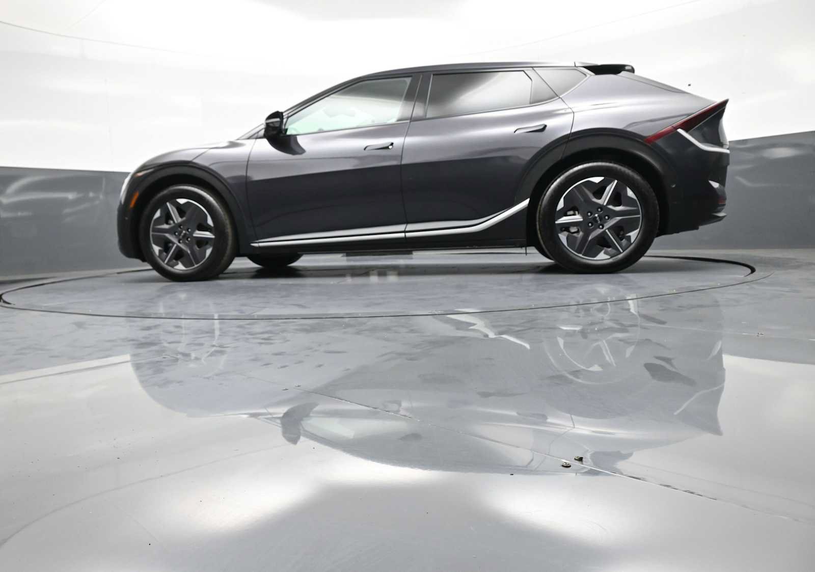 Certified 2025 Kia EV6 Light w/ Light LR Technology Package AWD/4WD image 32