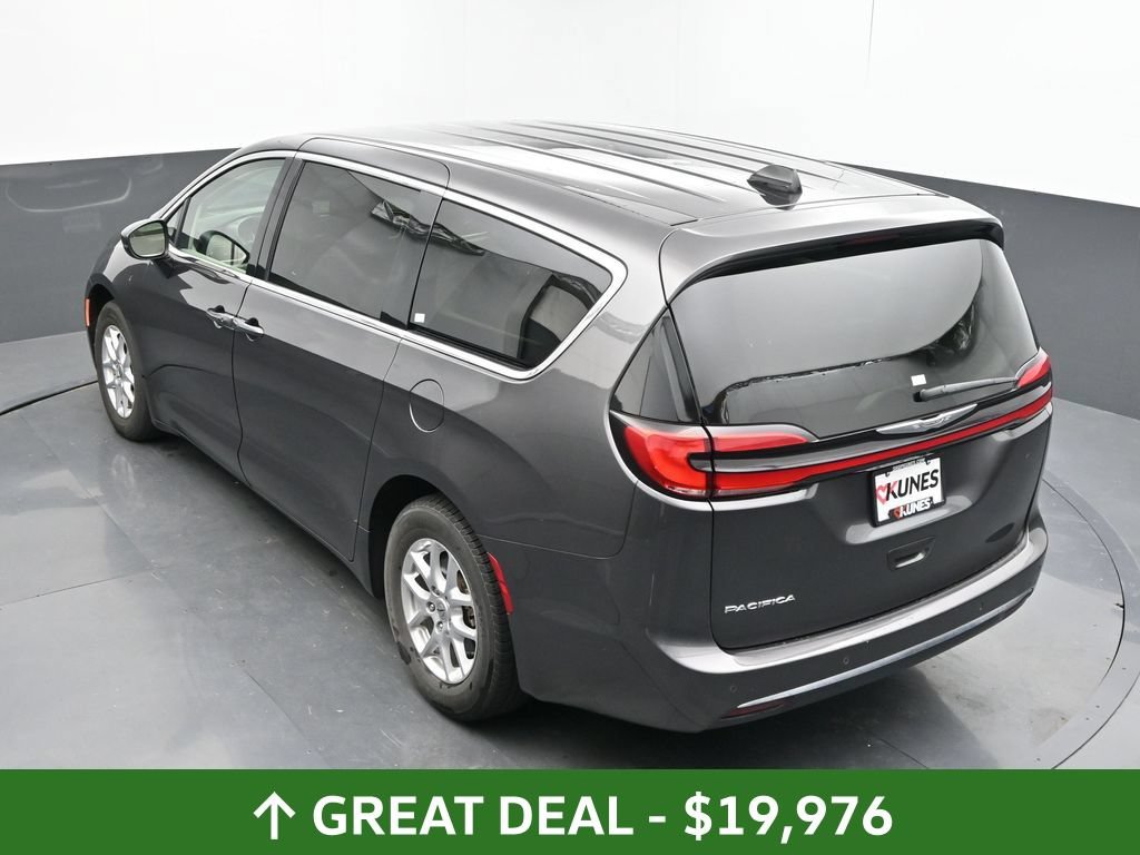 Used 2023 Chrysler Pacifica Touring-L FWD image 39