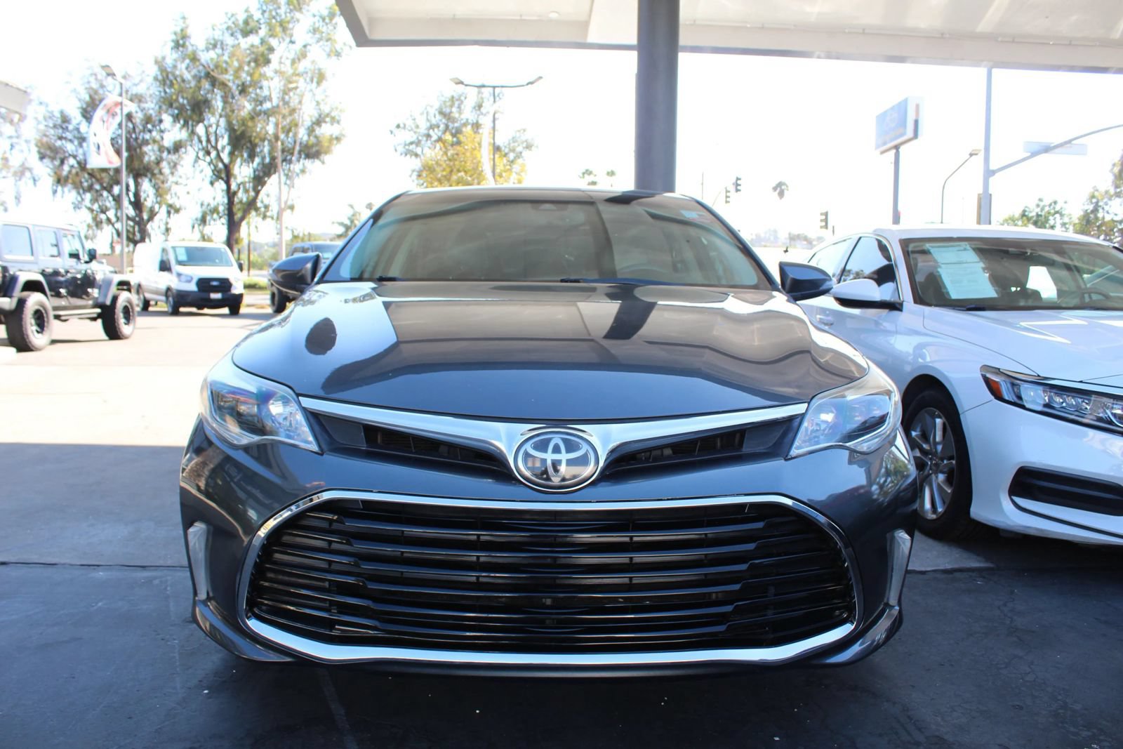 Used 2017 Toyota Avalon XLE Premium w/ Preferred Accessory Package FWD image 8