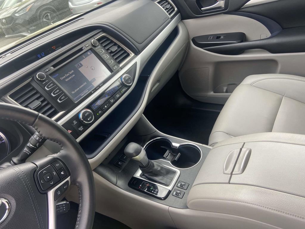 Used 2019 Toyota Highlander XLE image 30