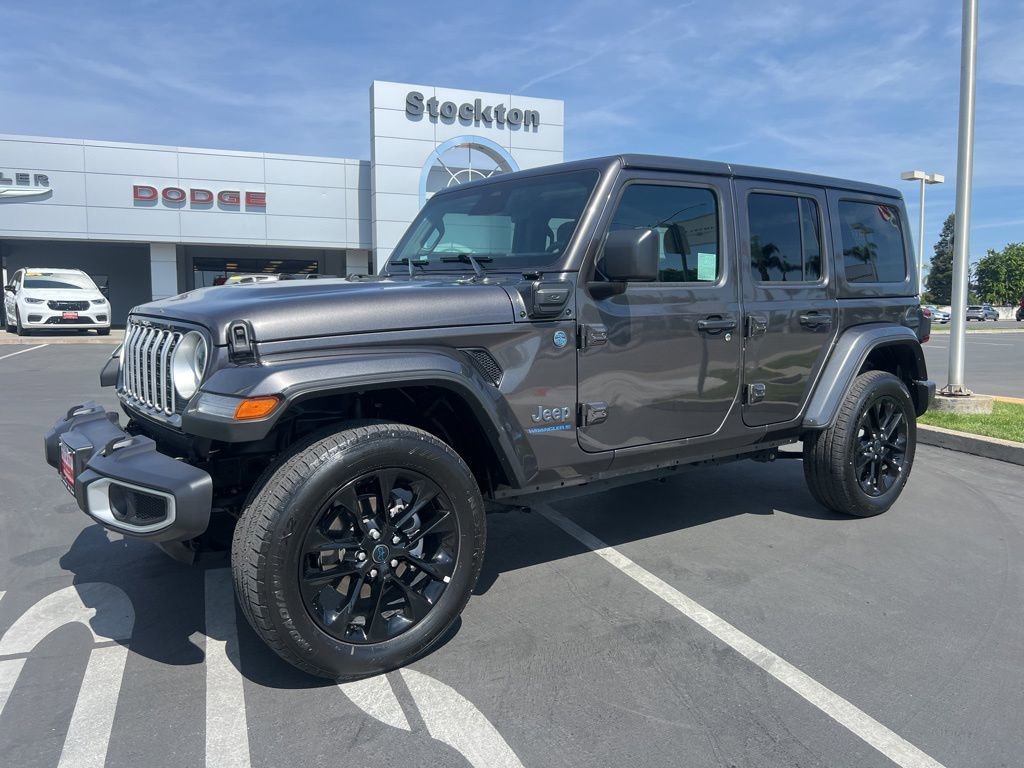 Used 2025 Jeep Wrangler Unlimited Sahara w/ Safety Group AWD/4WD image 2