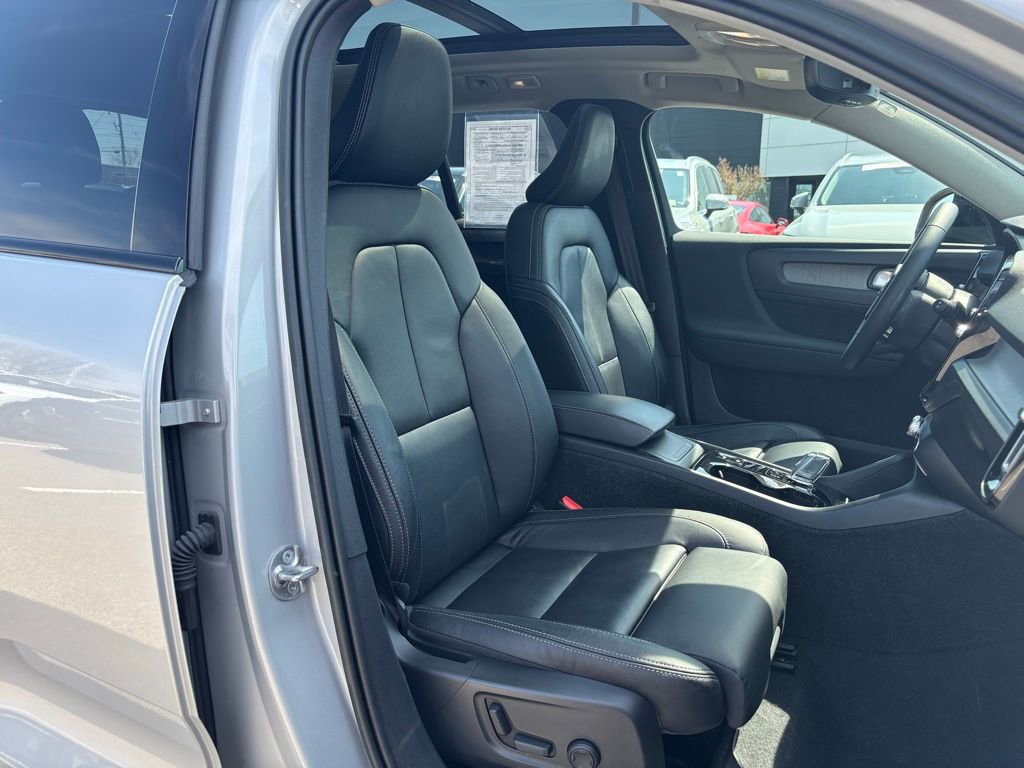 Used 2023 Volvo XC40 B5 Plus w/ Driver Assist Package AWD/4WD image 18