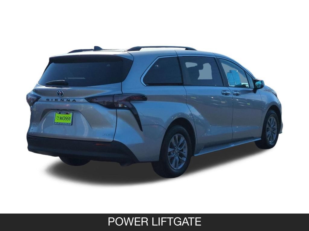 Used 2025 Toyota Sienna XLE FWD image 9