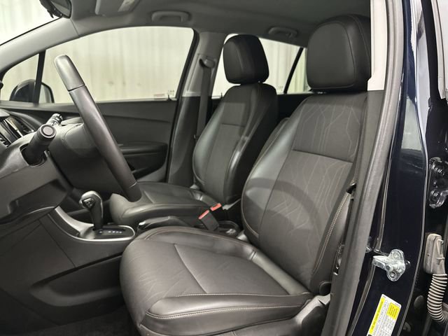 Used 2022 Chevrolet Trax LT w/ LT Convenience Package image 16