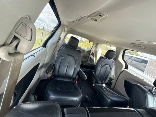 Used 2018 Chrysler Pacifica Touring-L Plus w/ Tire & Wheel Group FWD image 10