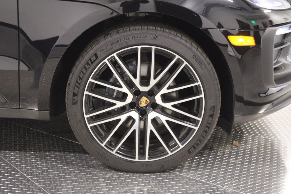 Certified 2025 Porsche Macan image 15