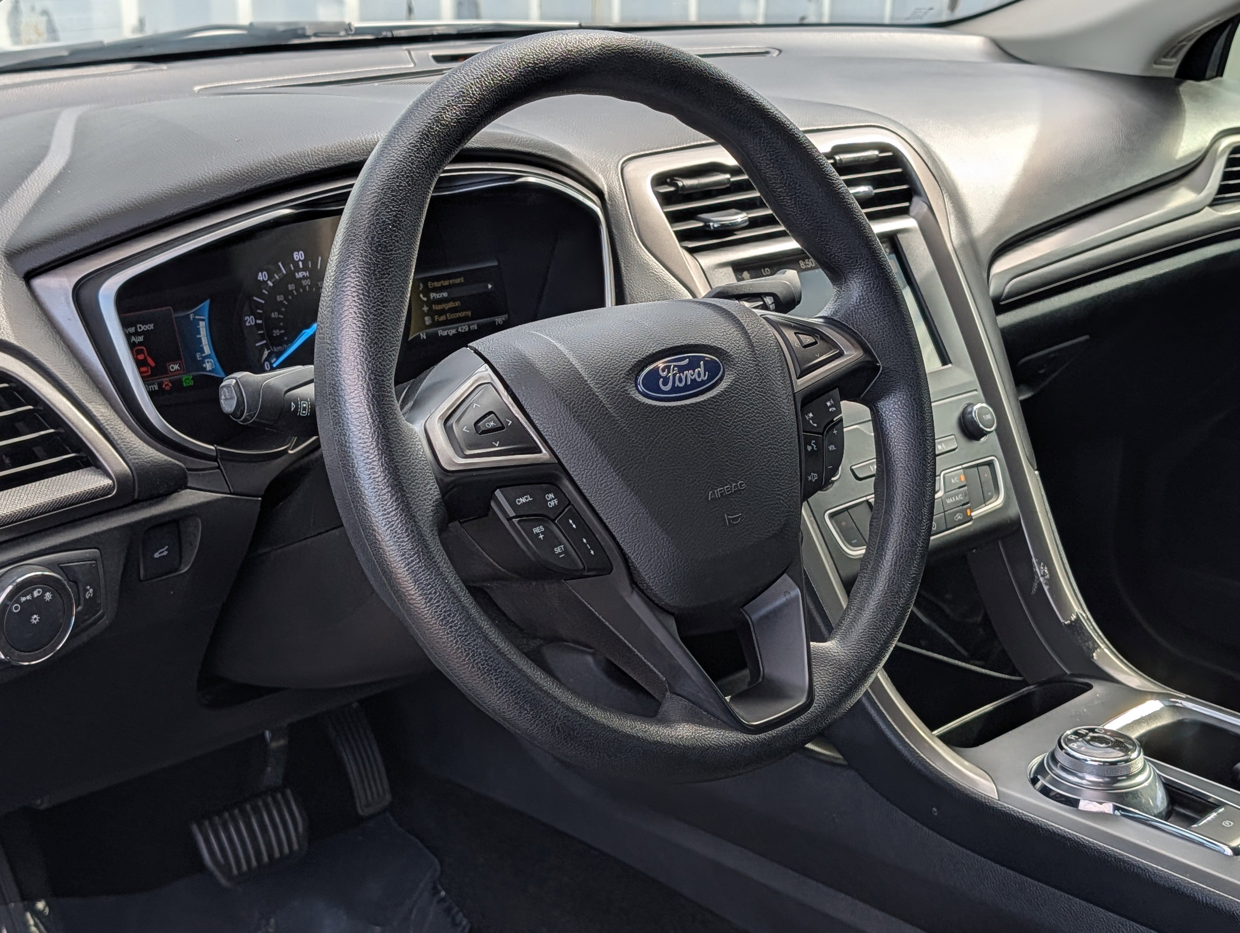 Used 2019 Ford Fusion SE FWD image 20