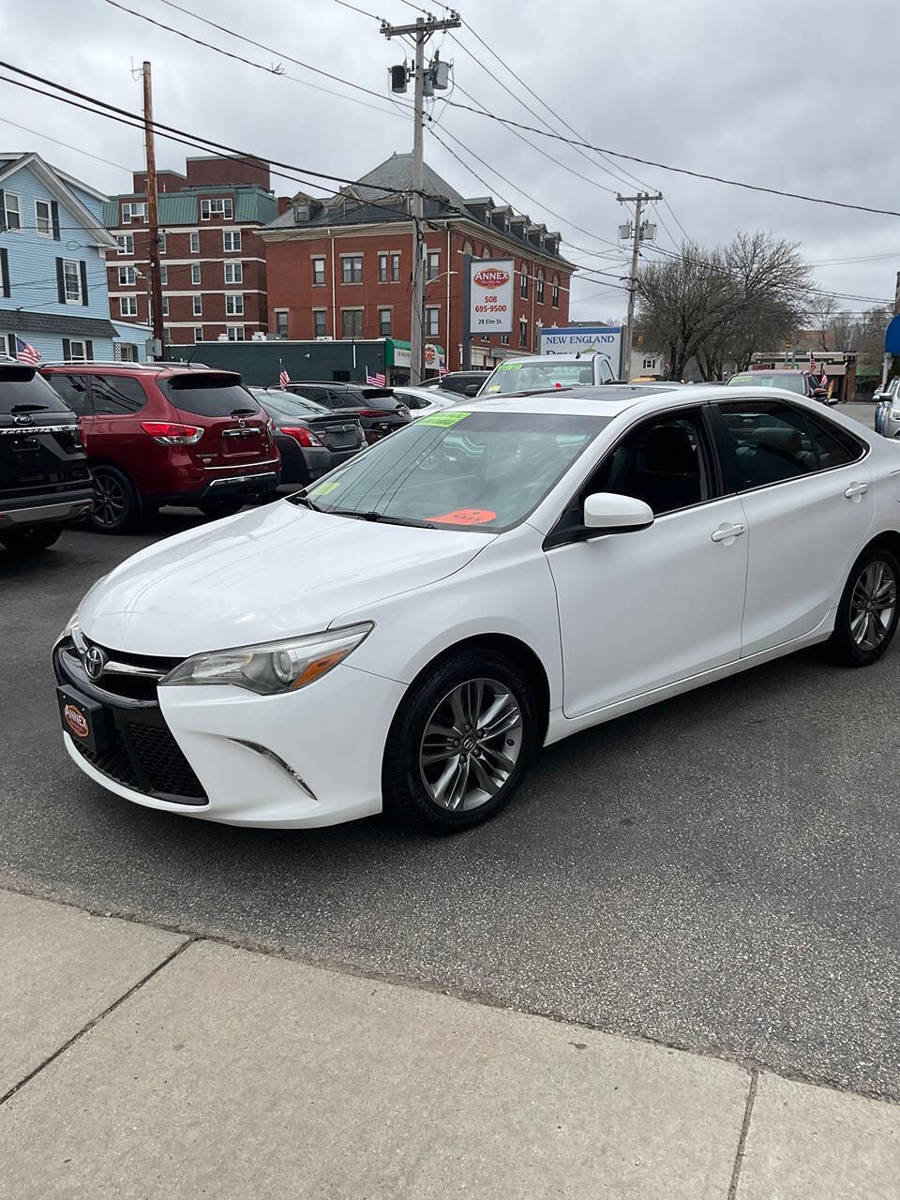Used 2016 Toyota Camry SE w/ Moonroof Package FWD image 3
