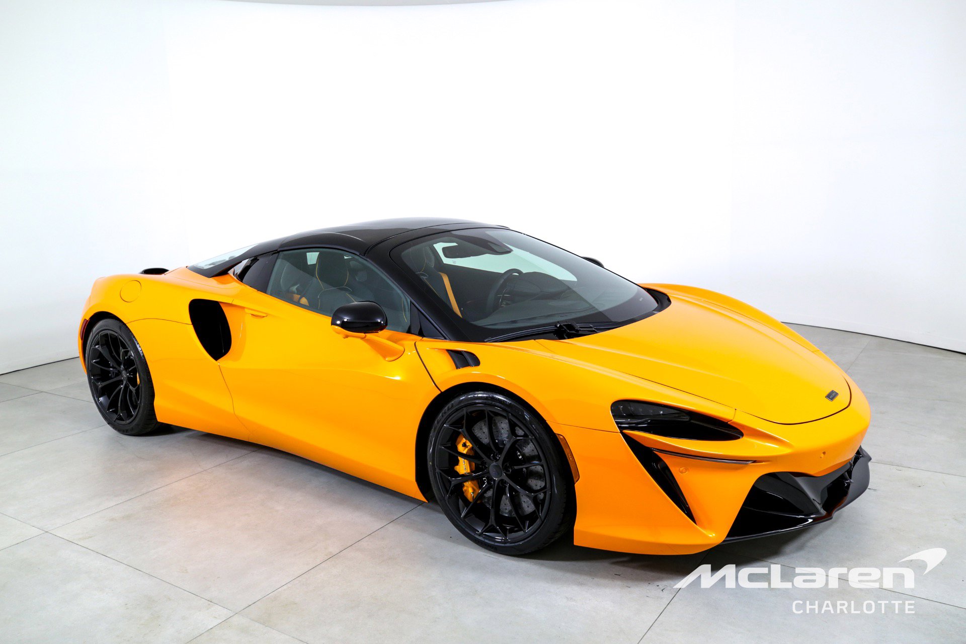 Used 2025 McLaren Artura Spider image 3