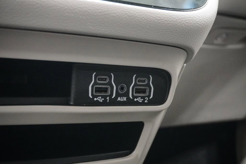Certified 2023 Chrysler Pacifica Touring-L image 22