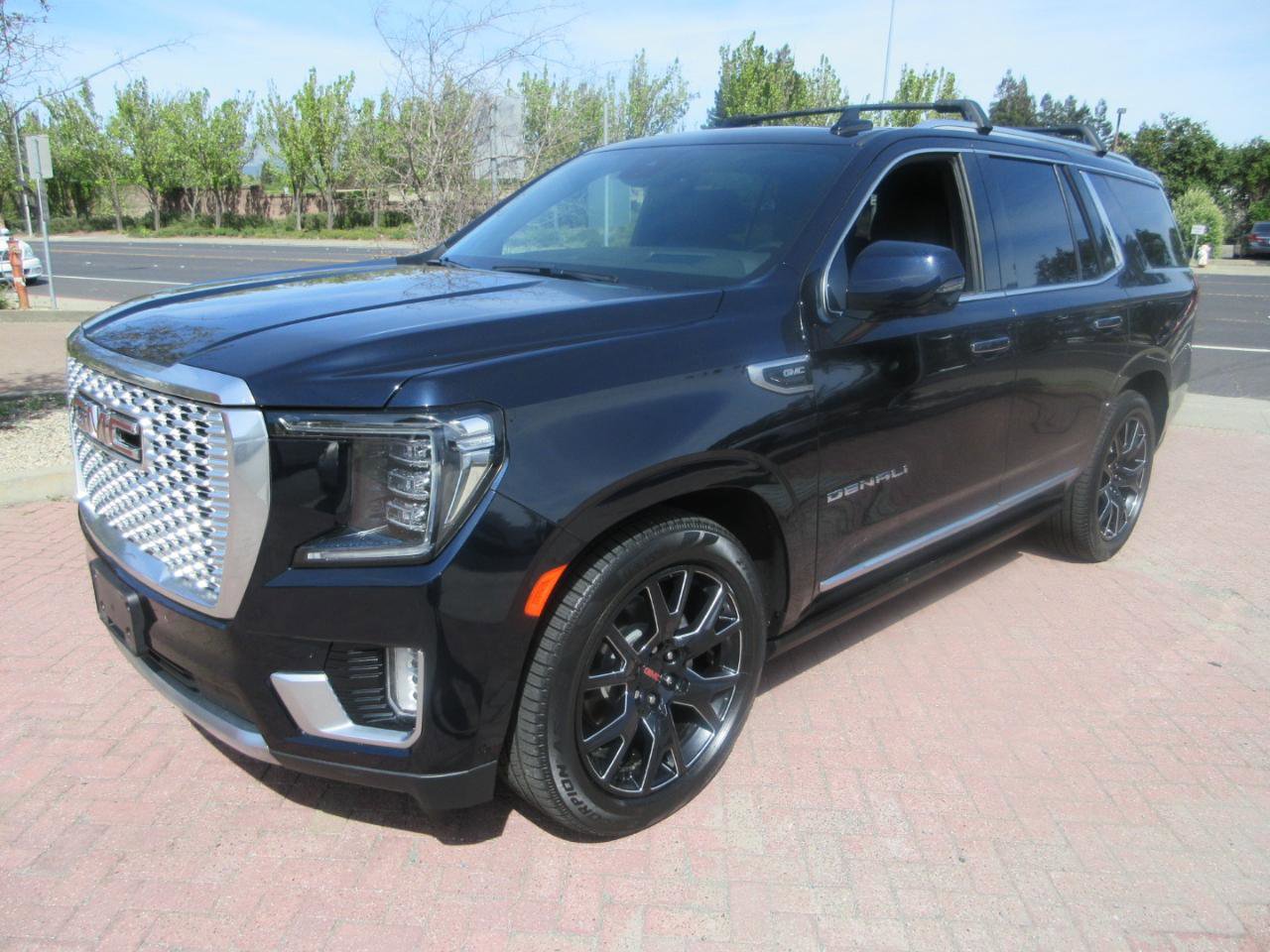 Used 2024 GMC Yukon Denali w/ Advanced Technology Package image 1