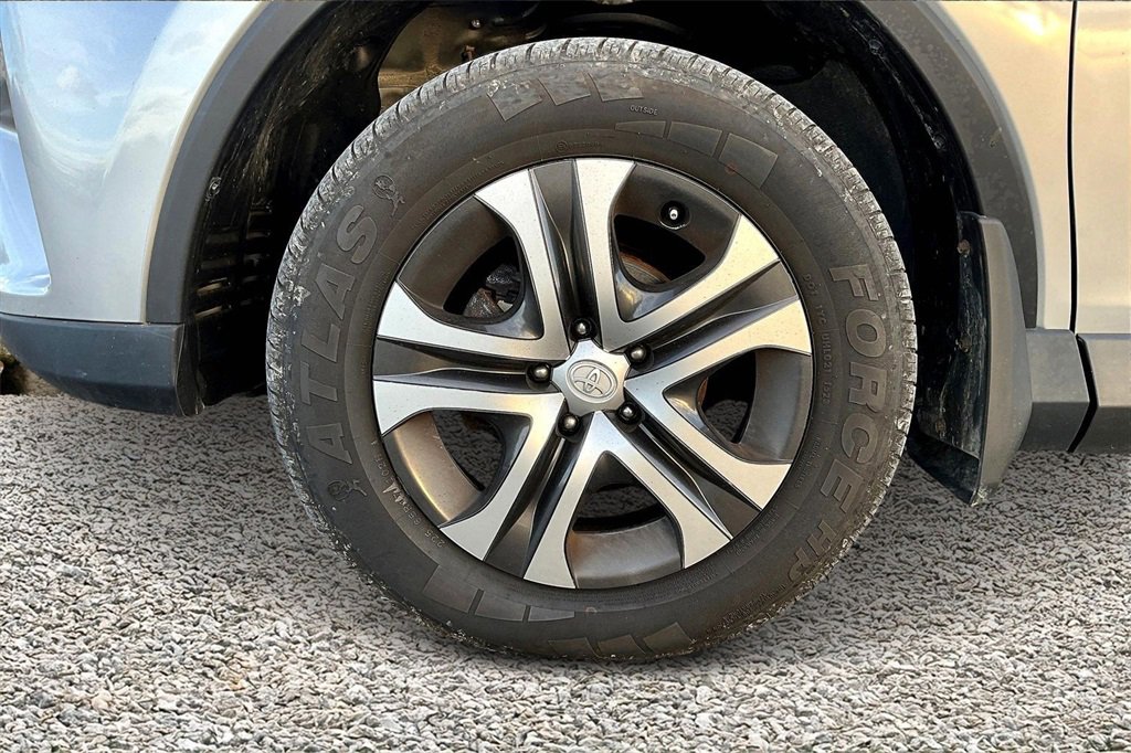 Used 2018 Toyota RAV4 LE w/ Carpet Mat Package image 8