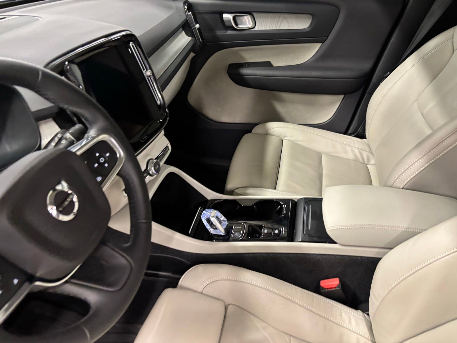 Used 2023 Volvo XC40 B5 Plus w/ Driver Assist Package AWD/4WD image 17
