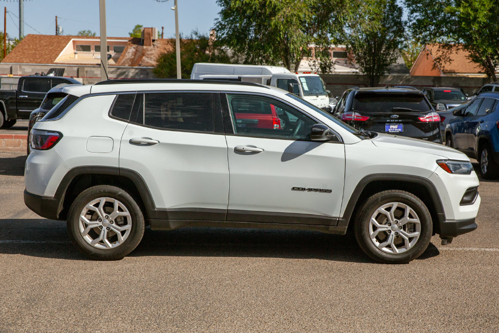 Used 2024 Jeep Compass Latitude AWD/4WD image 4