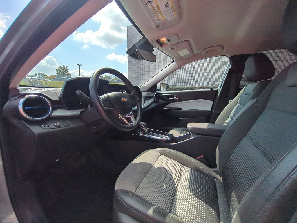 Used 2025 Chevrolet Trax LT w/ LT Convenience Package FWD image 15